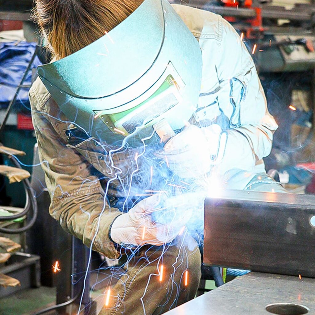家具を施工しているイメージ画像